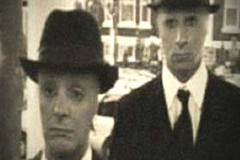 Tajemnicze postacie odziane na czarno zawsze pojawiają się wszędzie tam, gdzie dochodzi do spotkań z UFO. (Zdjęcie: Reddit)